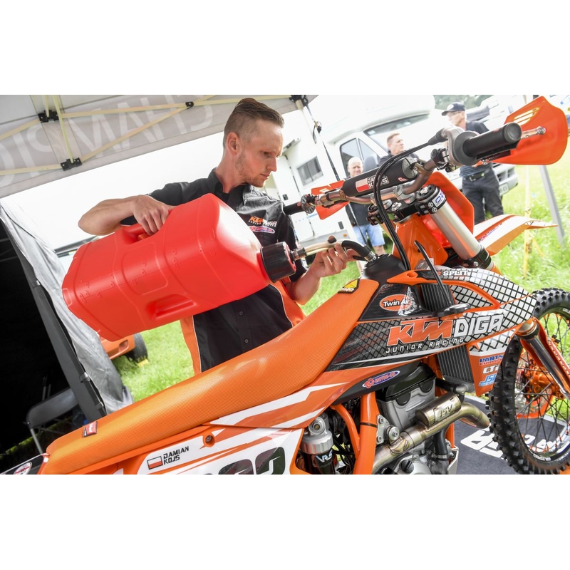 Kanystr POLISPORT PROOCTANE 10 l with standard cap + 100 ml mixer + hose průhledná červená