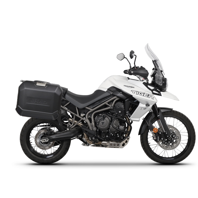 Kompletní sada bočních černých hliníkových kufrů SHAD TERRA BLACK 36L/47L , včetně montážní sady SHAD TRIUMPH Tiger 800