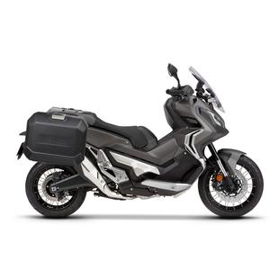 Kompletní sada bočních černých hliníkových kufrů SHAD TERRA BLACK 47L/47L , včetně montážní sady SHAD HONDA X-ADV 750