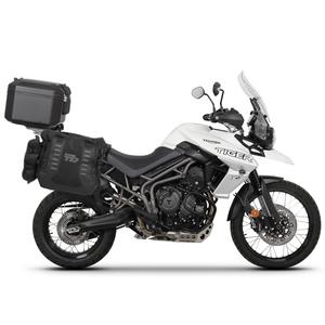 Kompletní sada sedlových brašen SHAD TERRA TR40 a  černého hliníkového 48L topcase, včetně montážní sady SHAD TRIUMPH Tiger 800