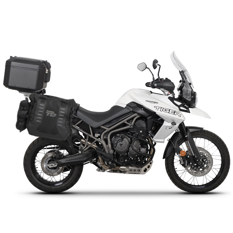 Kompletní sada bočních adventure brašen SHAD TERRA TR40 a  černého hliníkového 48L topcase, včetně montážní sady SHAD TRIUMPH Tiger 800