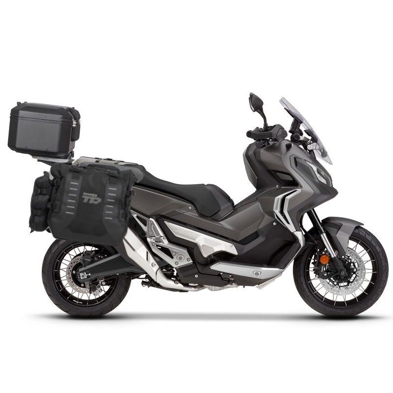 Kompletní sada bočních adventure brašen SHAD TERRA TR40 a  černého hliníkového 37L topcase, včetně montážní sady SHAD HONDA X-ADV 750