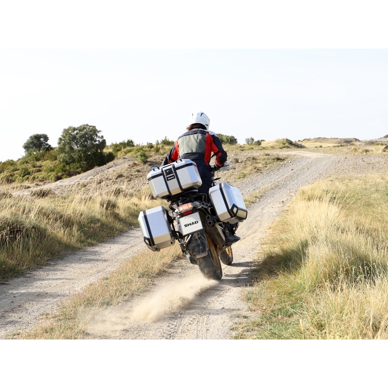 Kompletní sada hliníkových kufrů SHAD TERRA, 48L topcase 36L/36L boční kufry, včetně montážní sady a plotny SHAD SUZUKI DL 650 V-Strom