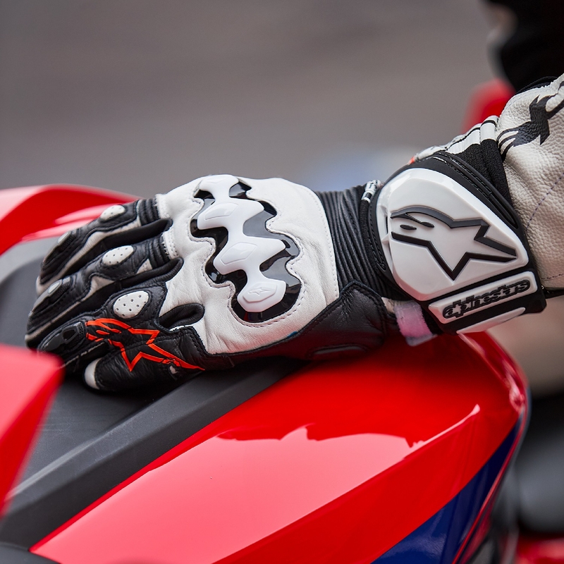 Rukavice na motorku Alpinestars GP PRO R 4 černo-bílé