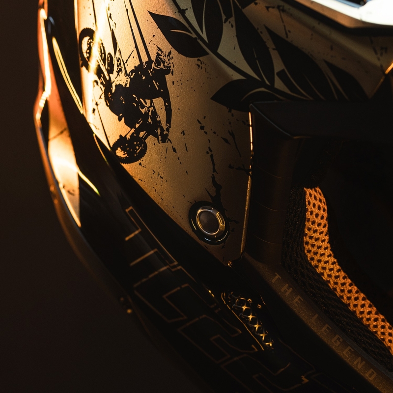 Motokrosová helma Airoh Aviator 3.0 "TC 222 THE LEGEND" černo-zlatá