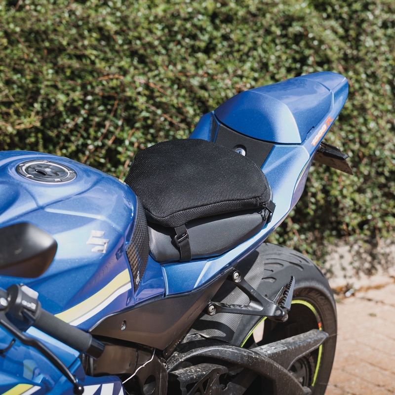 Dofukovací podložka přes sedlo Oxford Air Seat Street and Sport černá