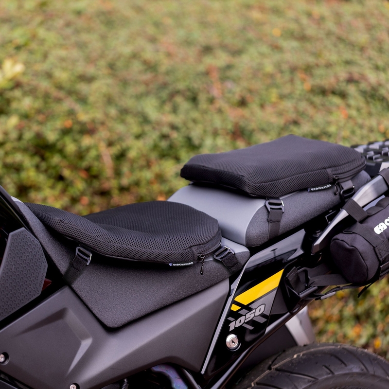 Dofukovací podložka přes sedlo spolujezdce Oxford Air Seat Pillion and Enduro černá