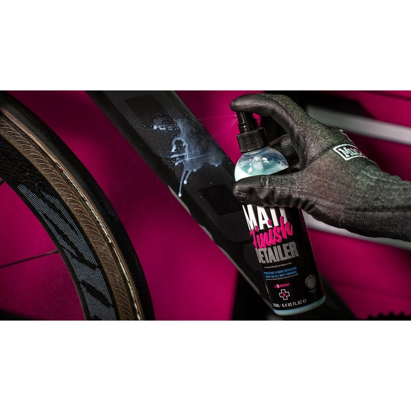 Motocyklový detailer na helmy s matným povrchem MUC-OFF 250ml