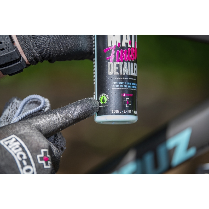 Motocyklový detailer na helmy s matným povrchem MUC-OFF 250ml