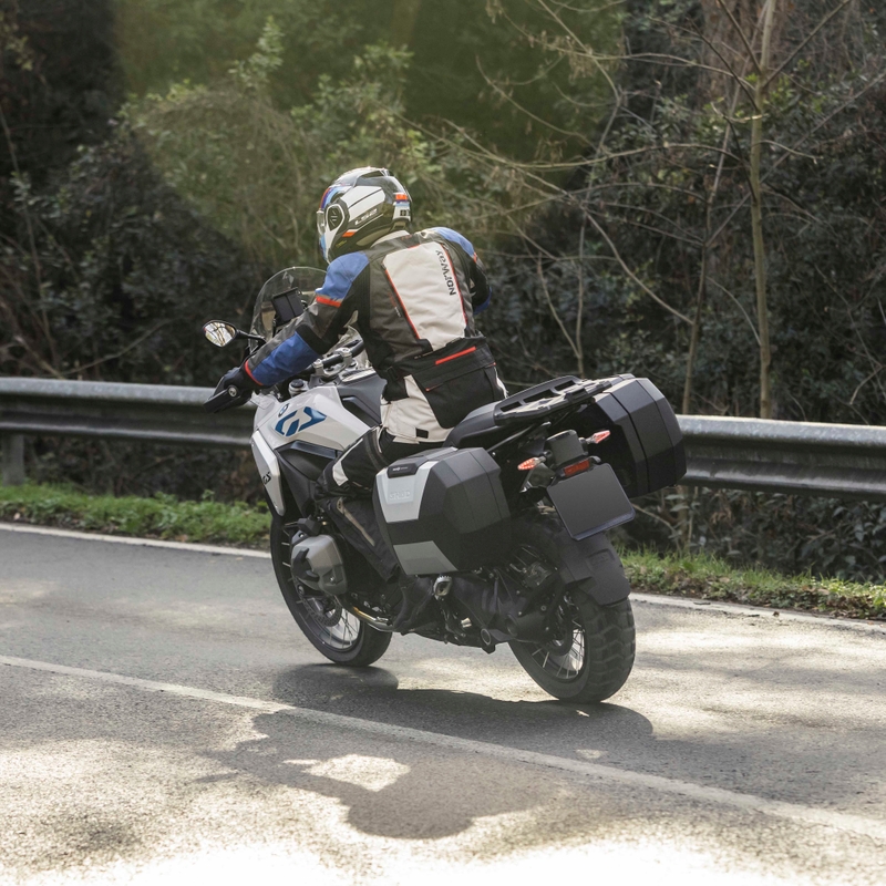 Boční kufry na motorku SHAD SH38X (rozšiřitelný koncept)