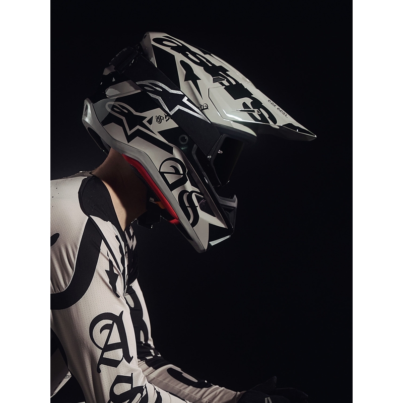Motokrosová helma Alpinestars Supertech S-M7 limitovaná edice Wolf Dust pískovo-černá