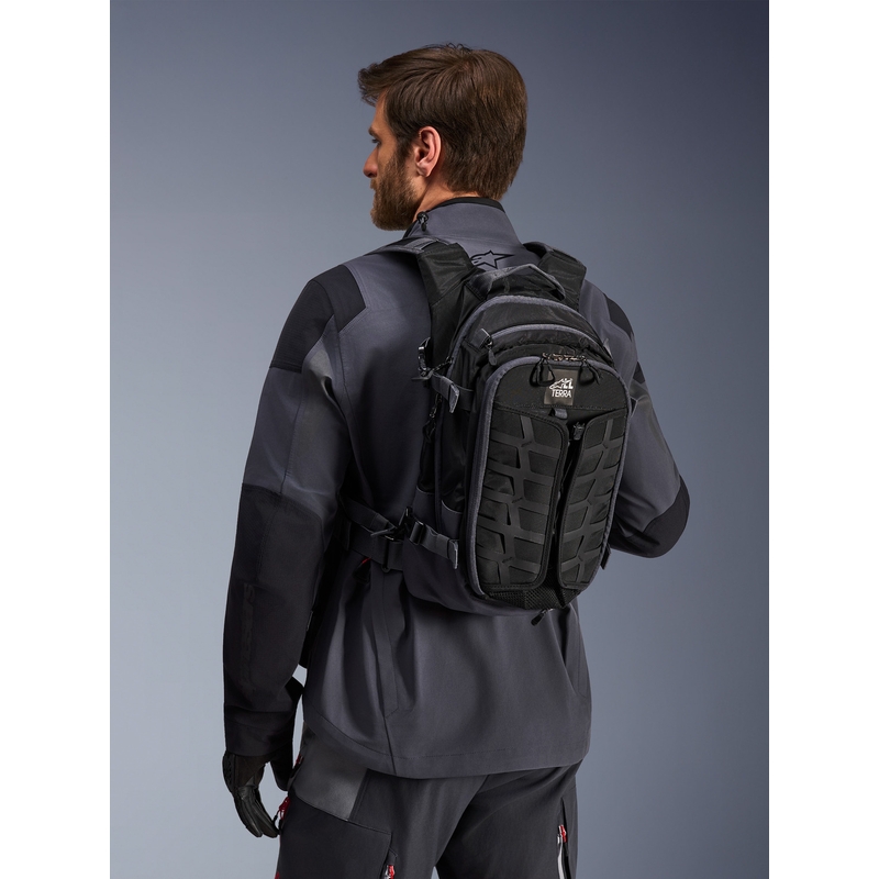 Batoh na motorku Alpinestars AT-15 černo-šedý 15 l